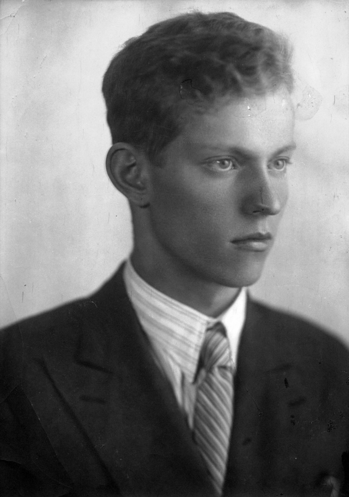 Alexander Chudakov in 1946, from the laboratory photo archive.