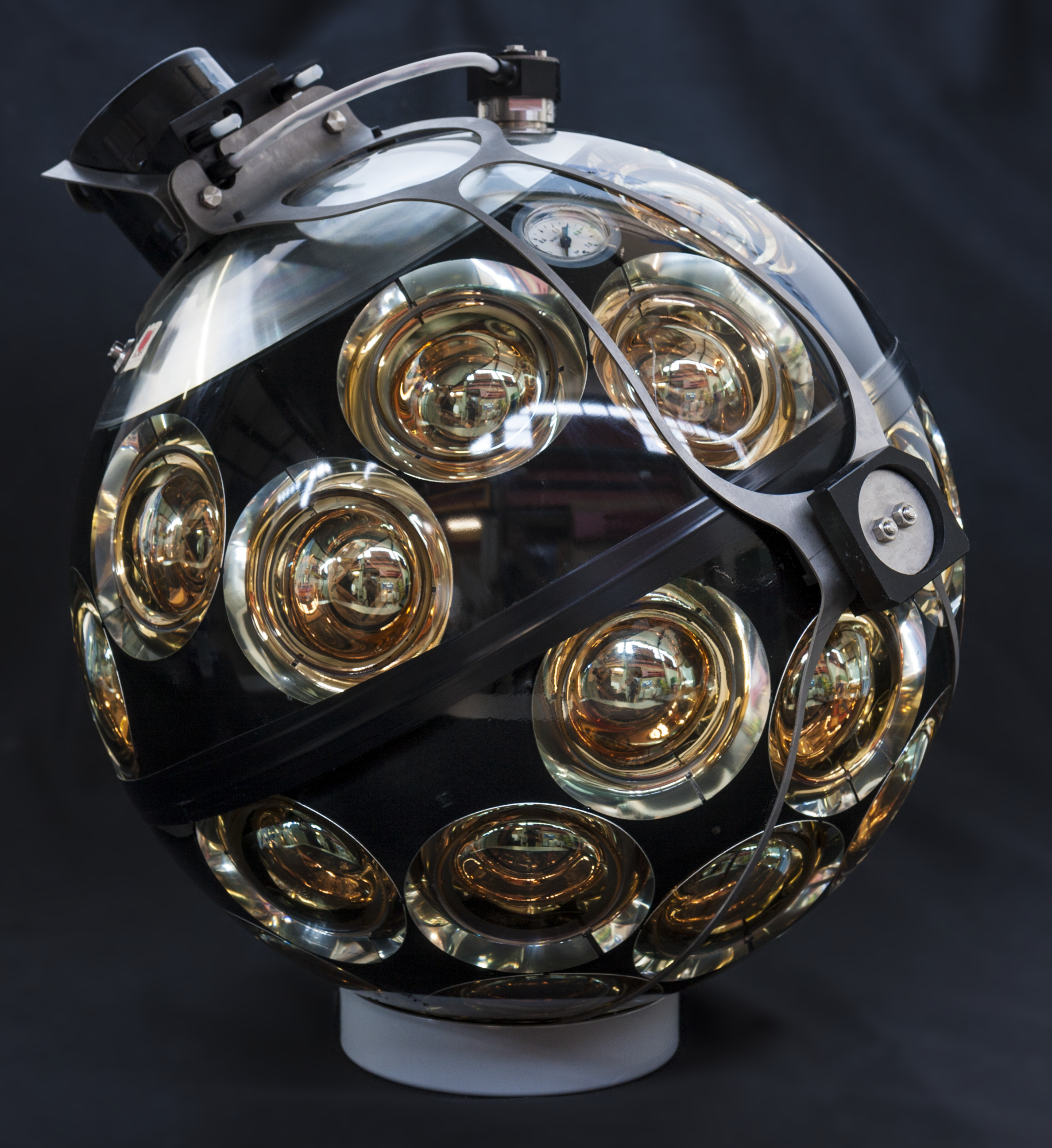 Оптический модуль KM3NeT с 31 фотоумножителем.